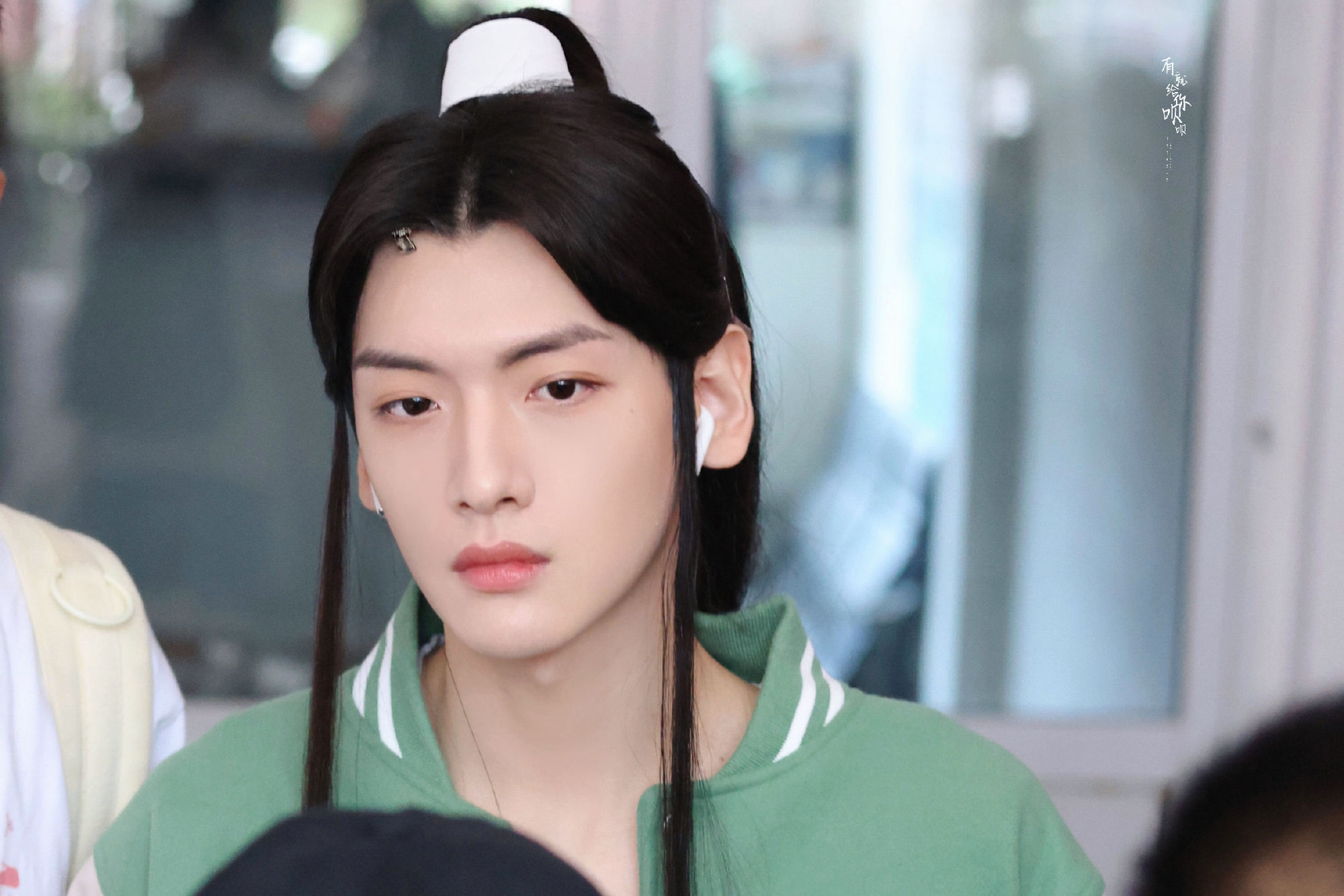 翟潇闻上班饭拍 今天是绿色棒球服,壮发齐全的"谢怜"_高清图集_新浪网