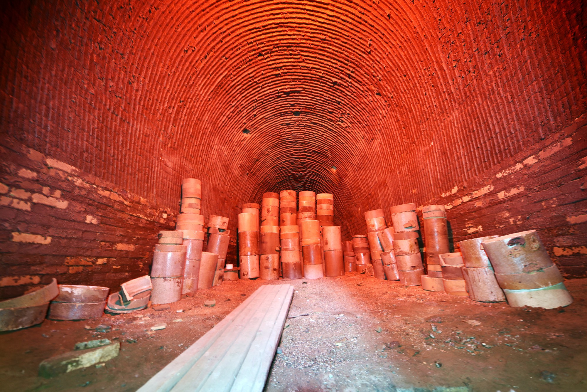 加工好的成坯要经过最关键的一道工序,才能烧制成成品瓷器,烧窑在制瓷