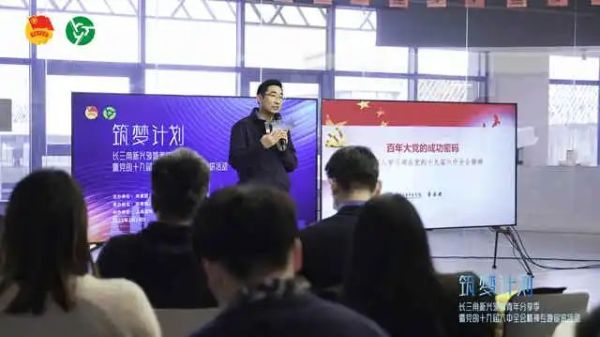 早·知道｜女子“人肉占车位”被车强行顶开！网友吵翻，警方回应休闲区蓝鸢梦想 - Www.slyday.coM