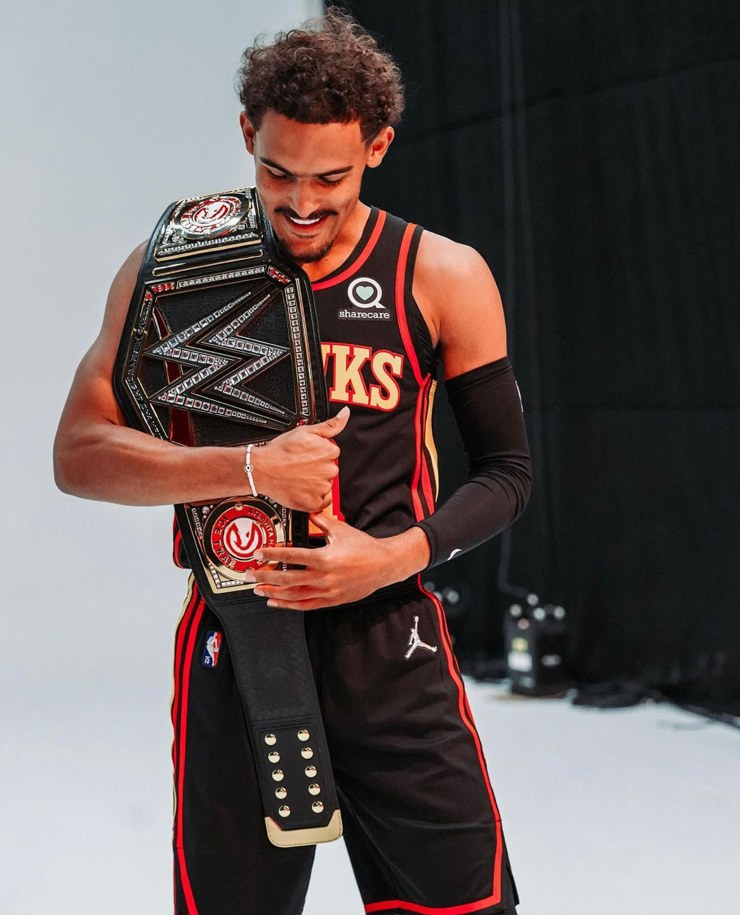 特雷杨携带wwe腰带拍摄定妆照!_高清图集_新浪网