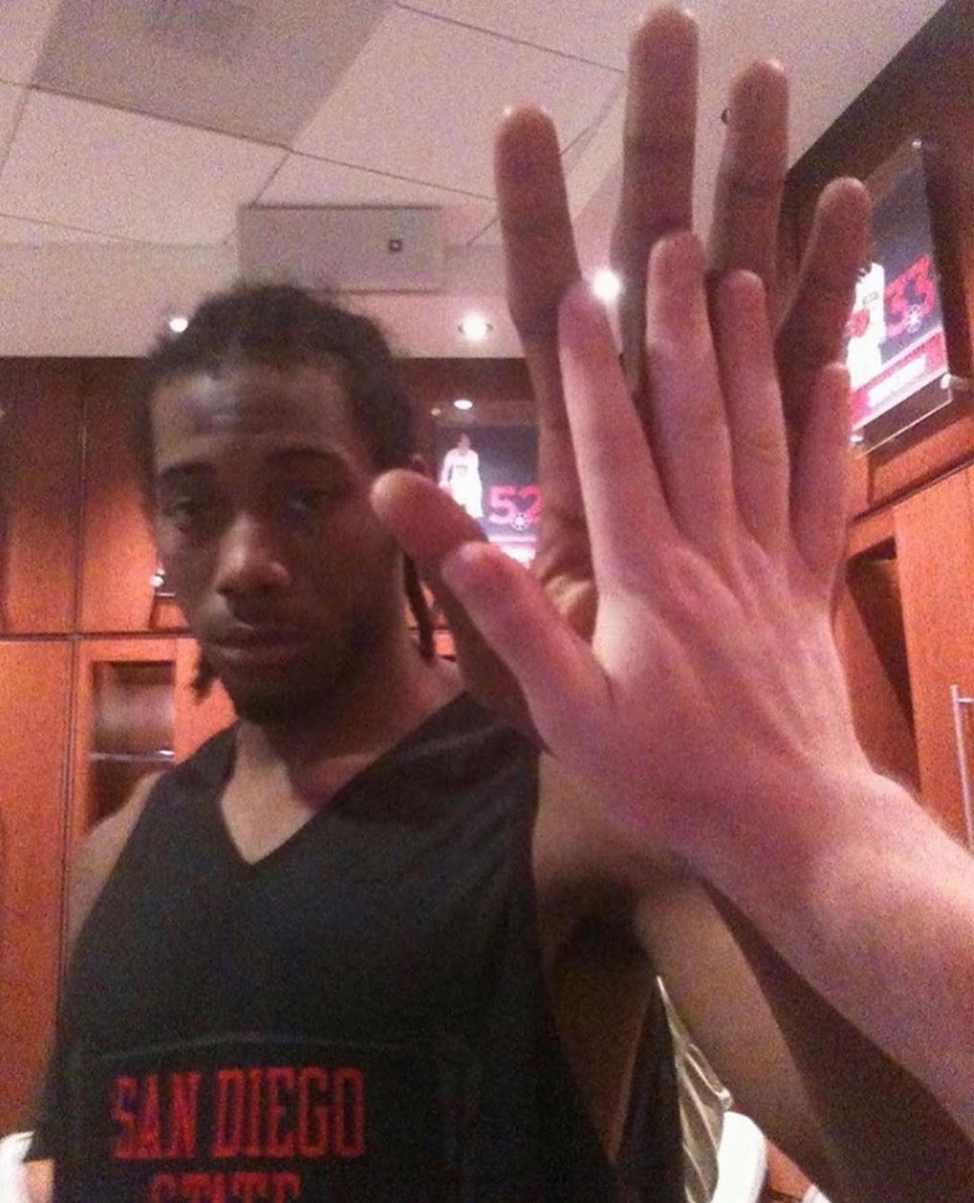 莱昂纳德的手有多大,大家感受一下.