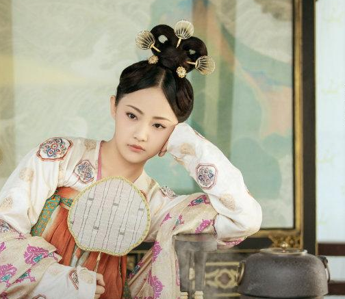 正文 首先要说的自然是女主角傅柔的扮演者李一桐,李一桐精致的小脸