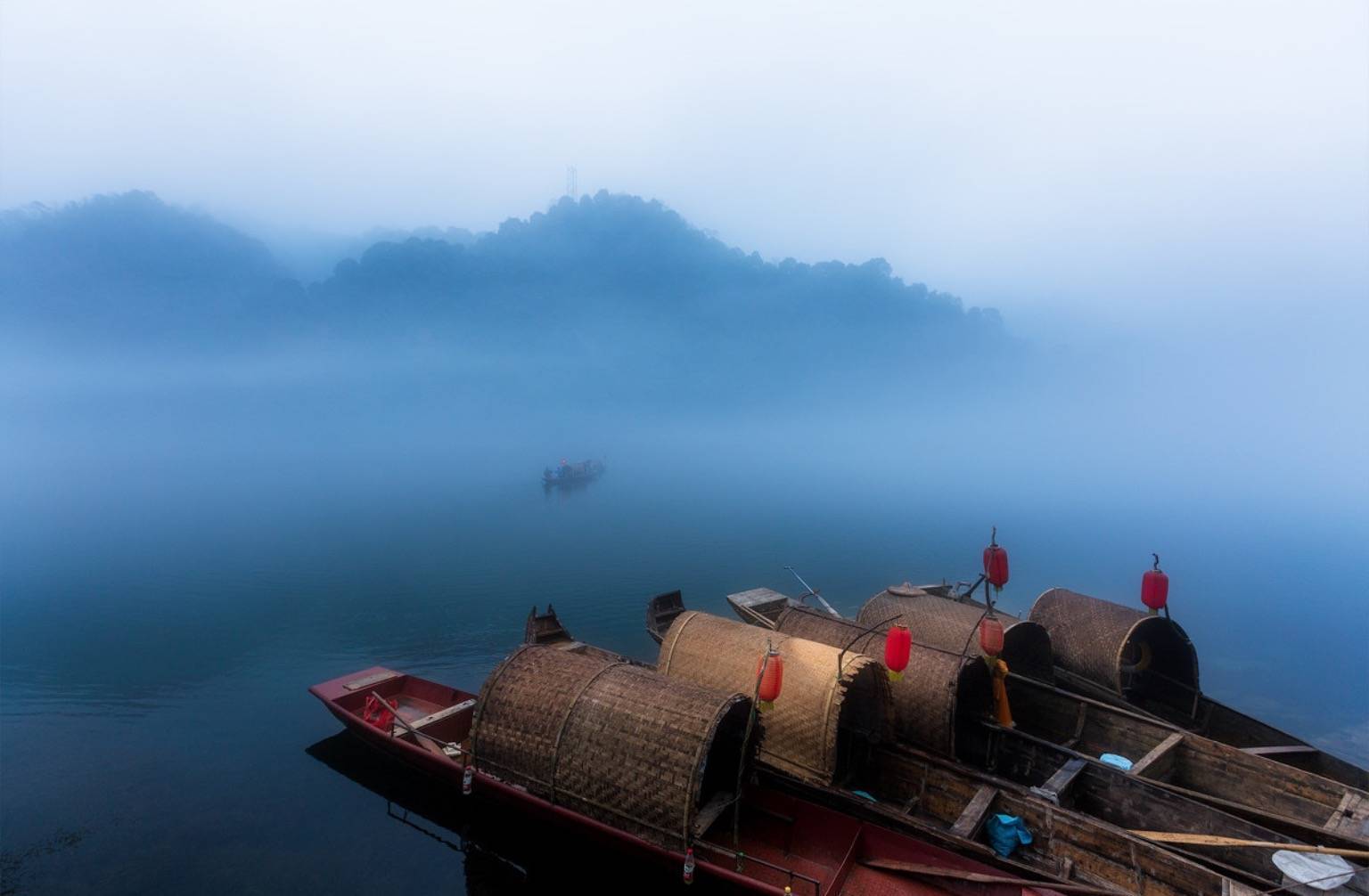 驾一叶之扁舟,举匏樽以相属。寄蜉蝣于天地,渺沧海之一粟