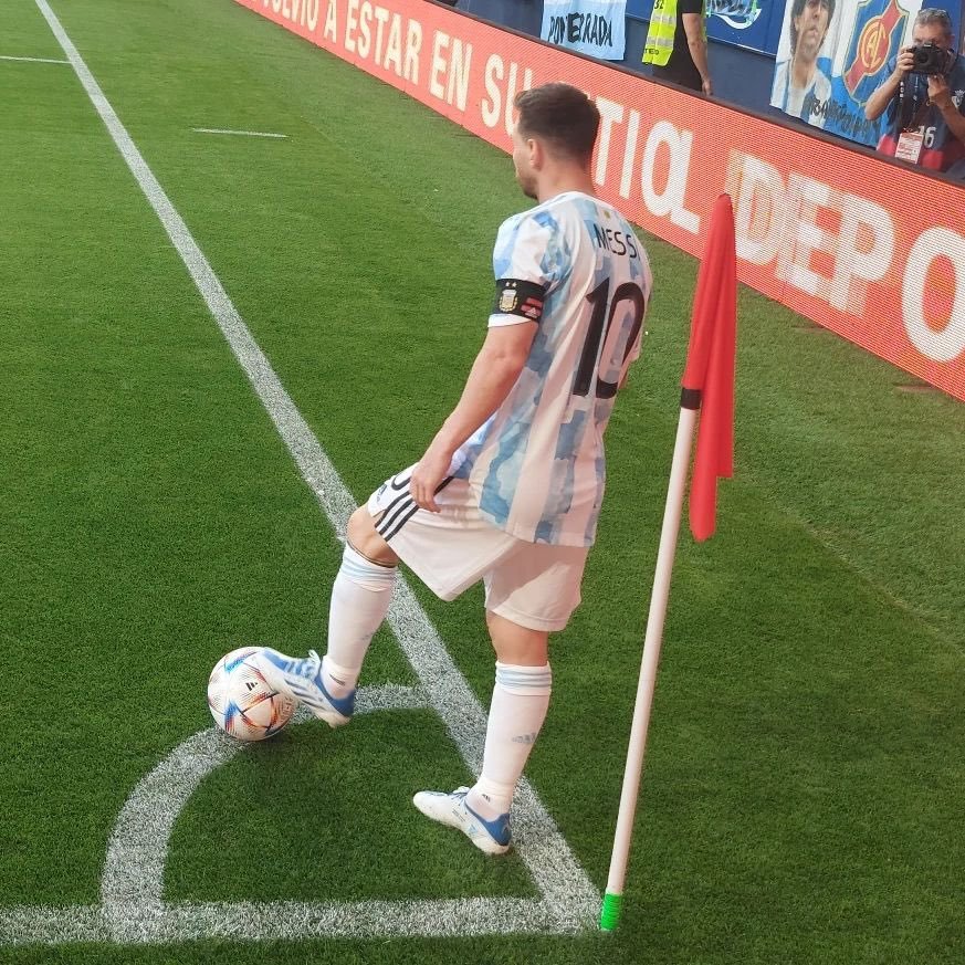 主罚角球的梅西