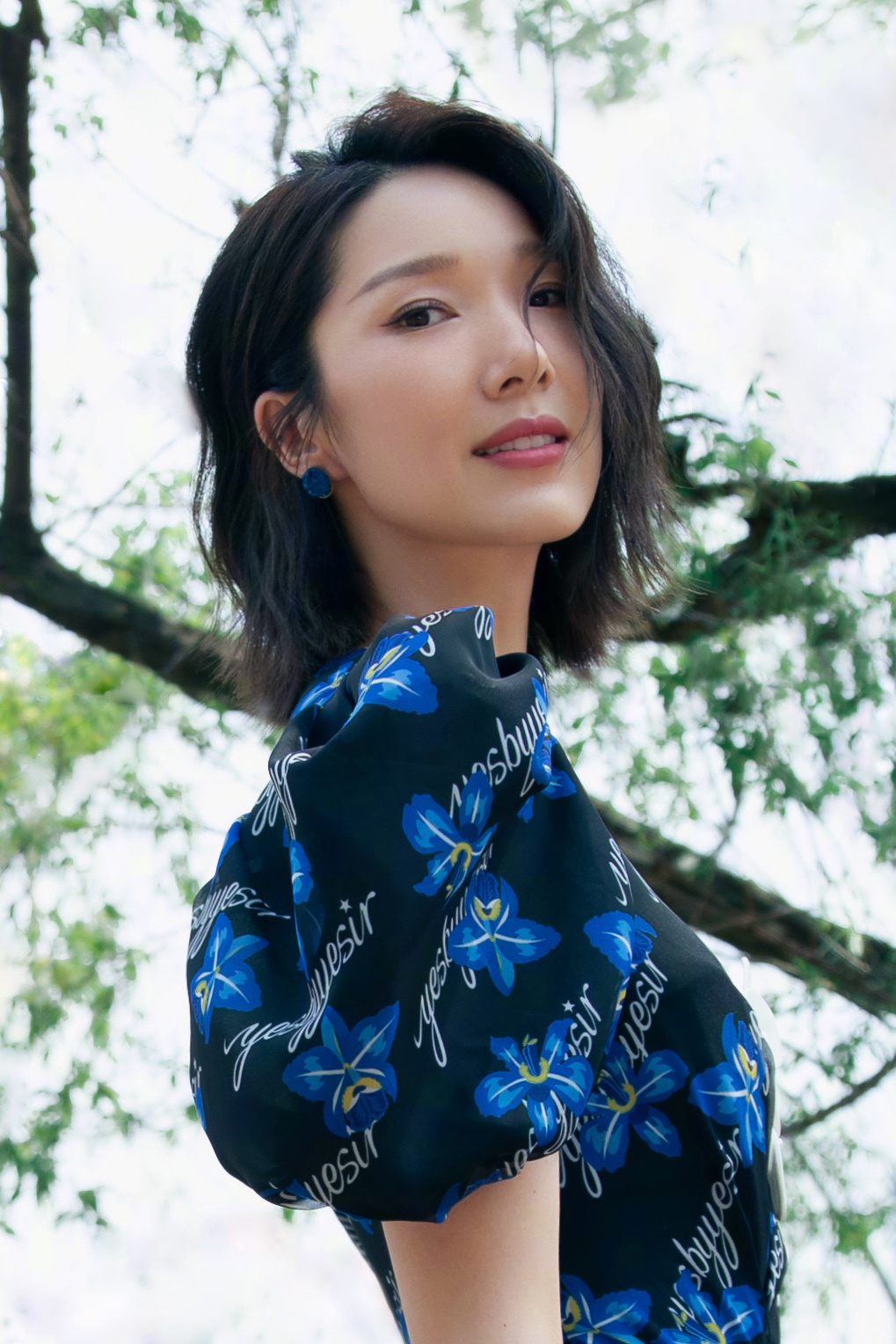 优雅大方的短发气质女神李亚男