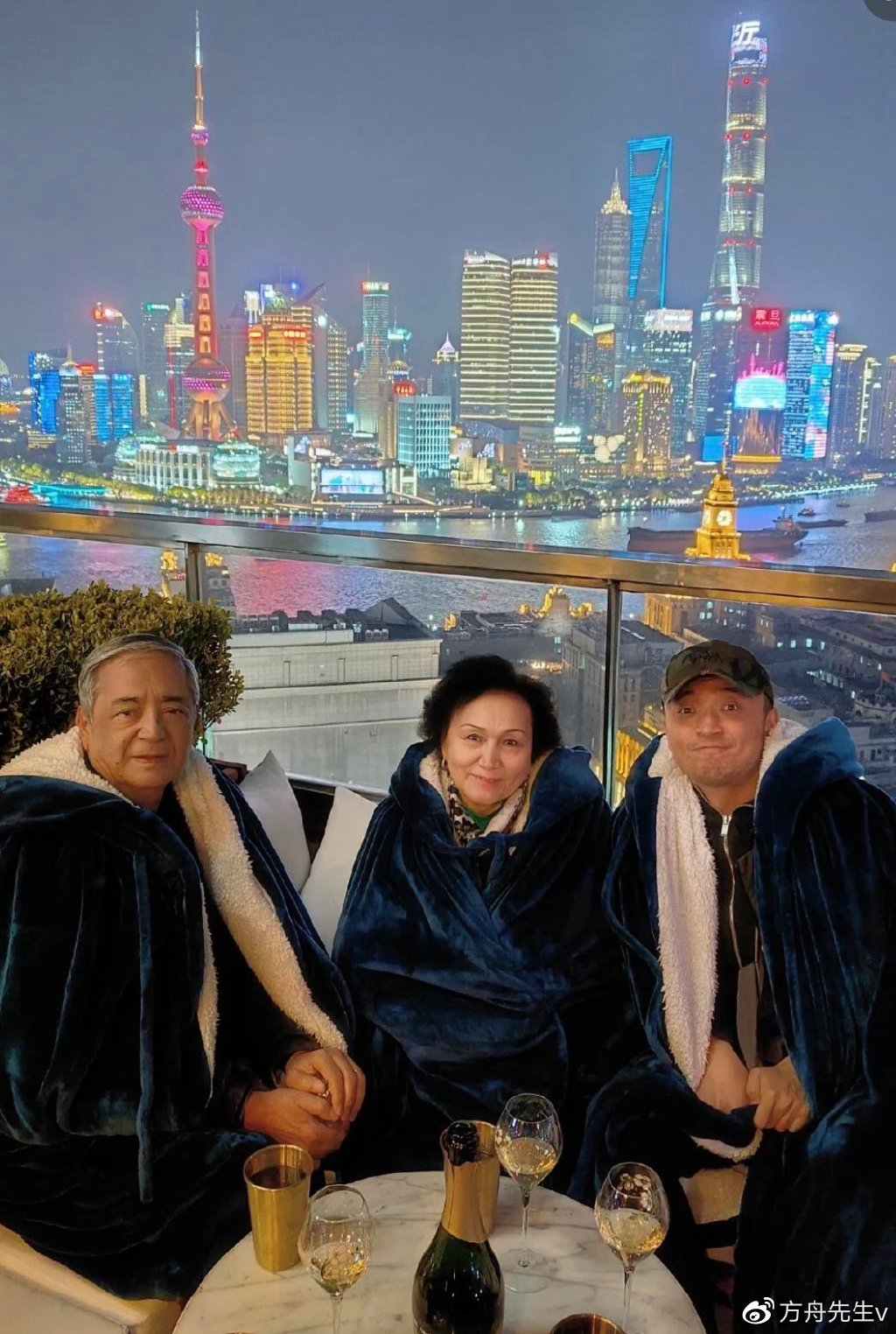 神奇的是全家福合照中并没有妻子帕夏古丽·都鲁坤的身影,尼格买提与