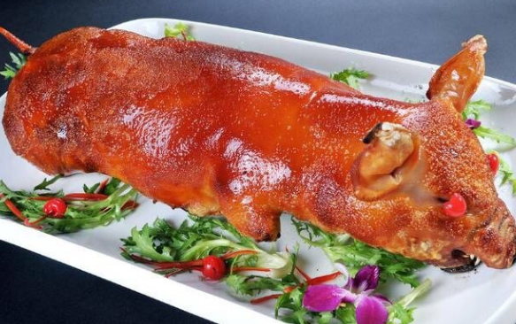 一万一只的烤乳猪小伙买回家以为赔本了切开一看血赚