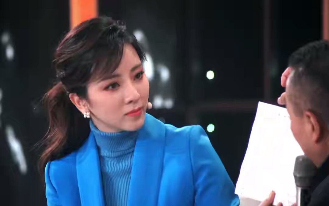 李思思的"端庄蹲"火了,为老兵擦泪时让人心疼,就算哭着也好看_高清