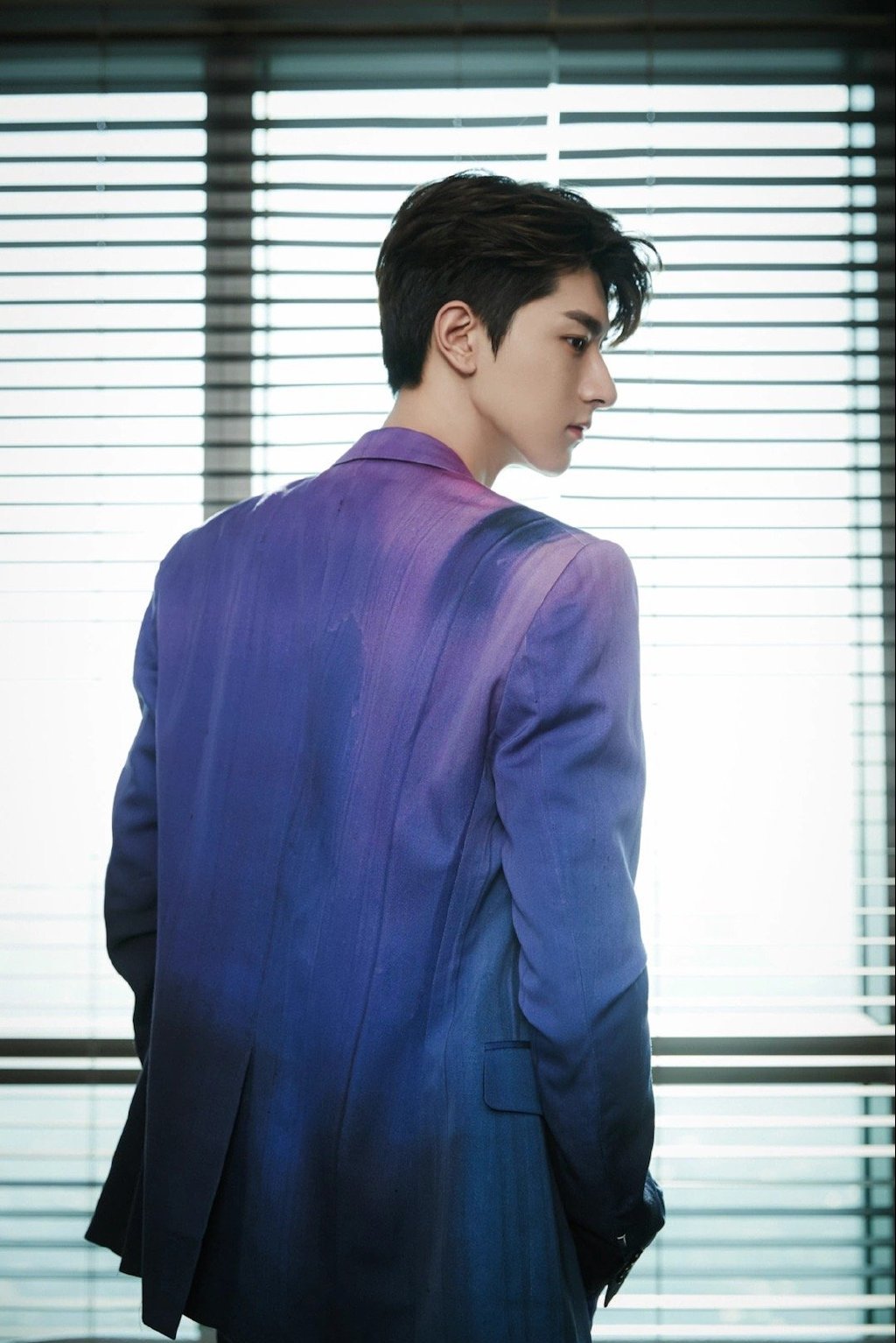 林一一身紫色渐变流彩西服套装内搭简约黑色打底衫