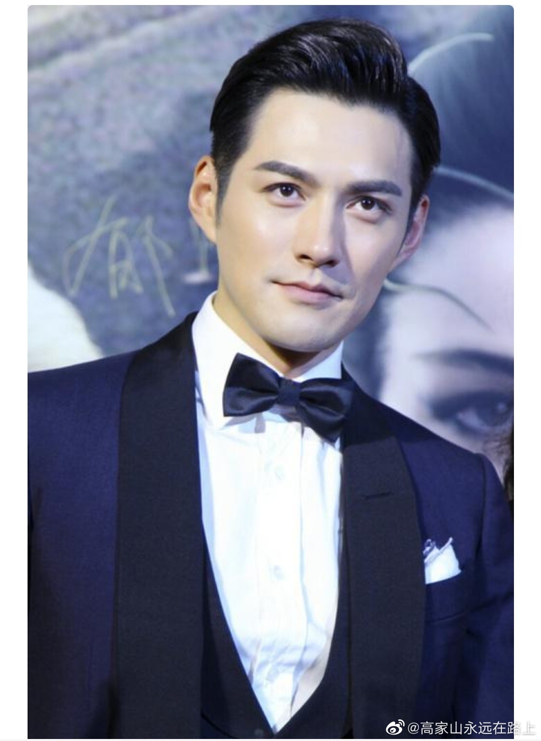 严屹宽在演艺圈也小有名气,演的电视剧也不少,人也长得帅……