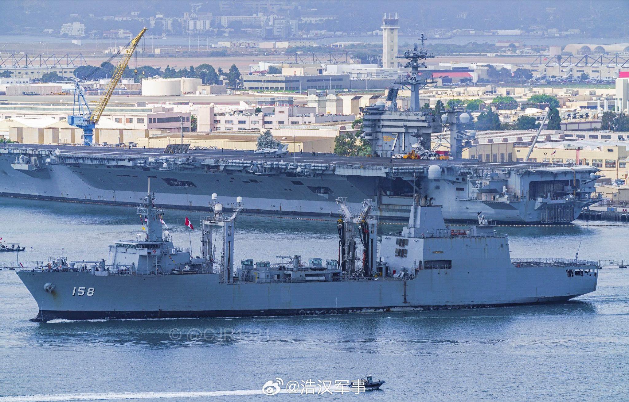 秘鲁海军塔克纳号补给舰驶入圣地亚哥
