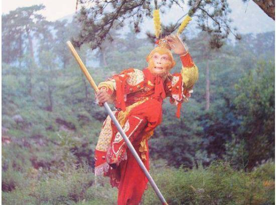 5,六小龄童的孙悟空六小龄童家被尊称为猴王世家,真正演猴戏是从他曾