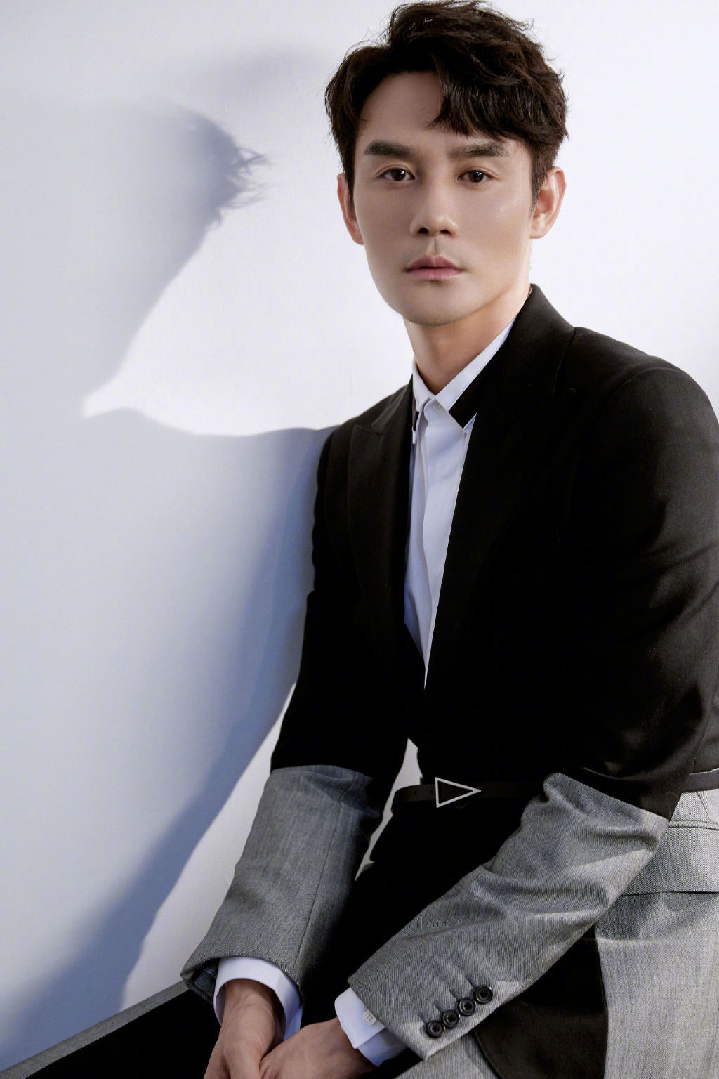 王凯穿着alexander mcqueen拼接西装,腰间系上bv的三角扣腰带