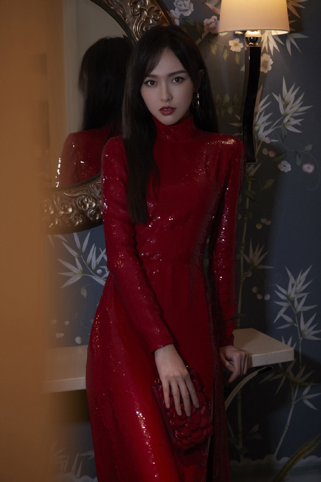 唐嫣一身红色亮片高开衩长裙艳丽迷人