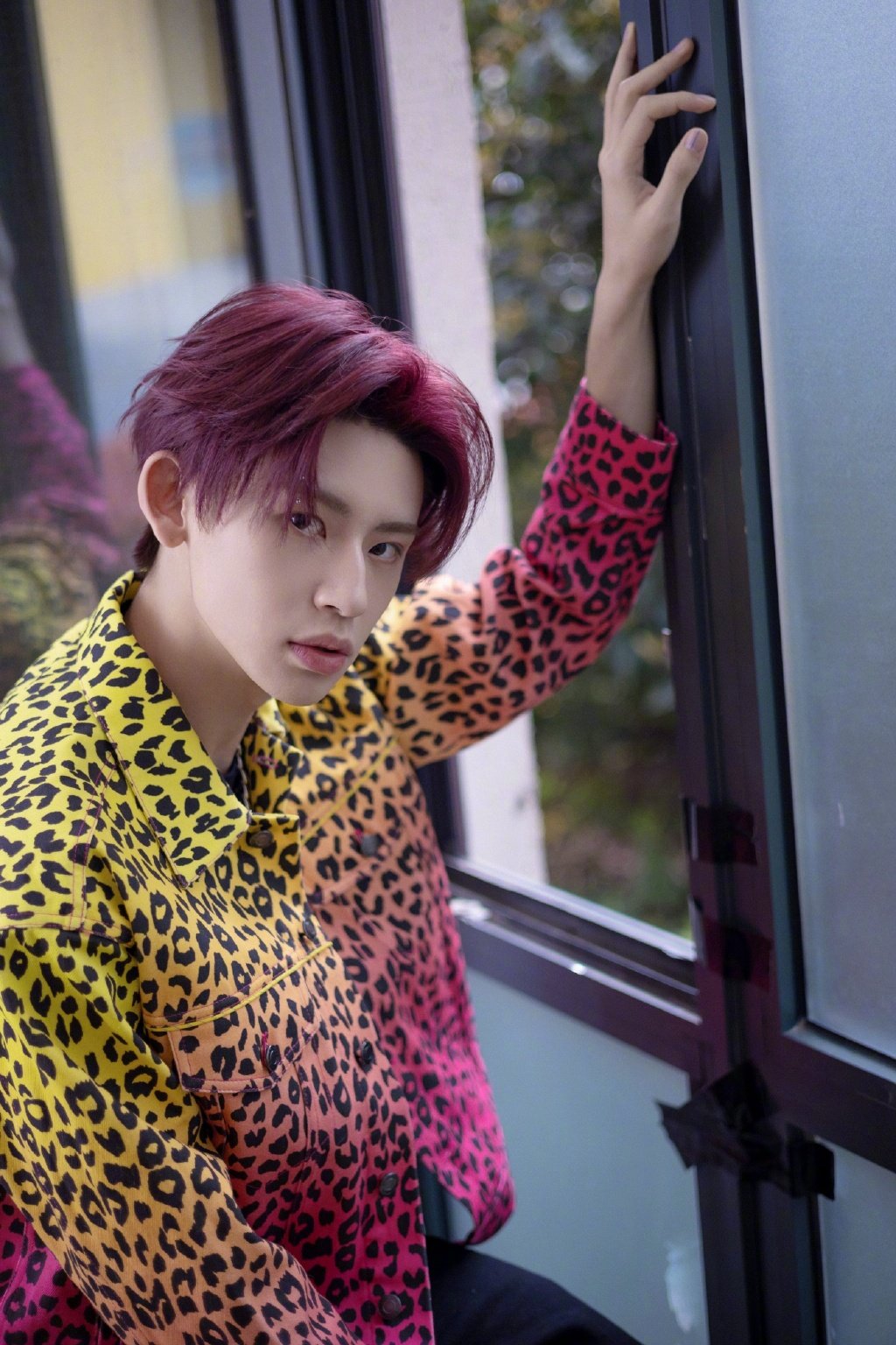 搭配亮眼红发,眉钉,金属项链细节点缀,还是那个性十足的小鬼,潮流酷拽