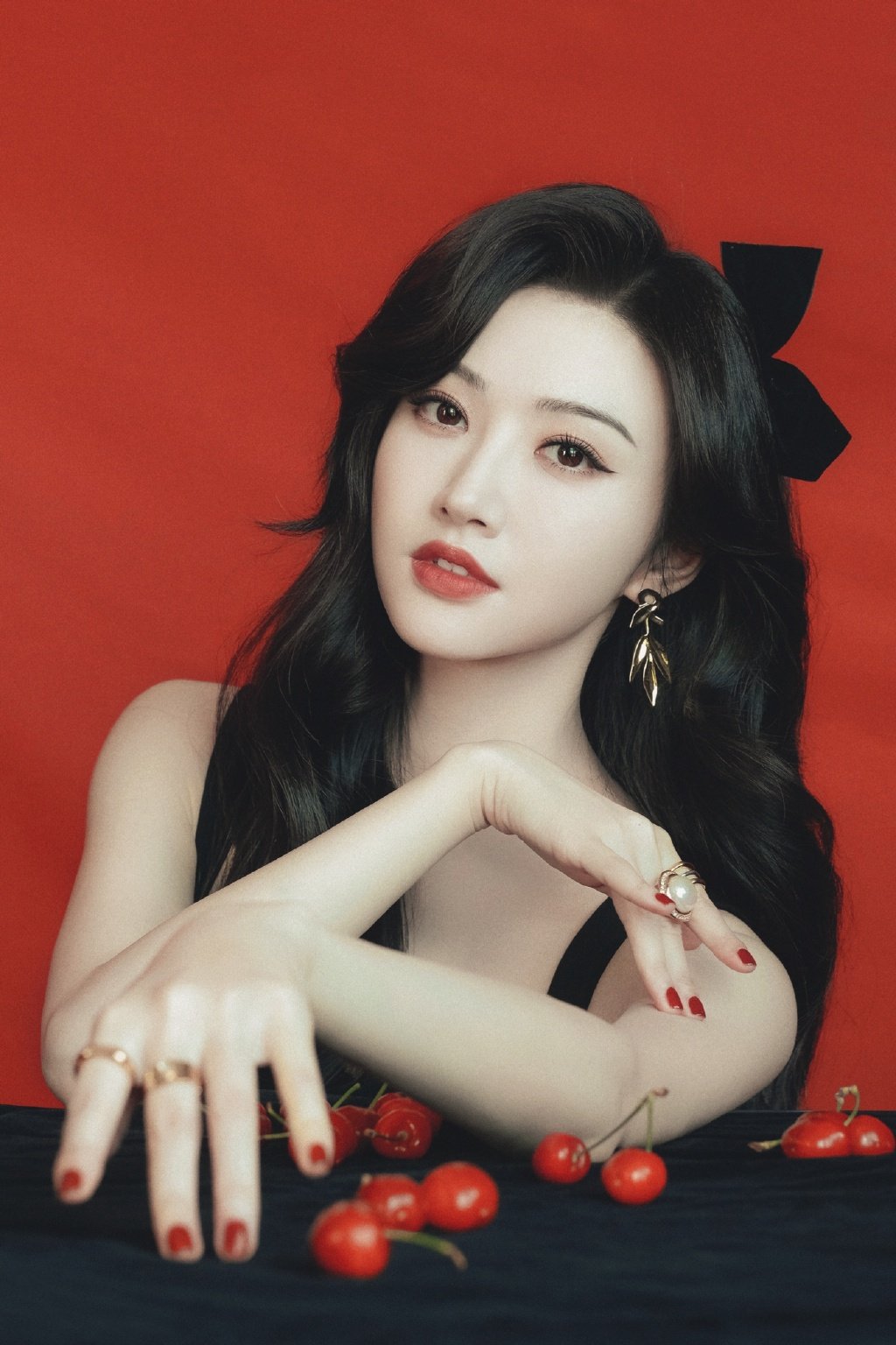 景甜身穿黑色吊带裙深v设计十分性感