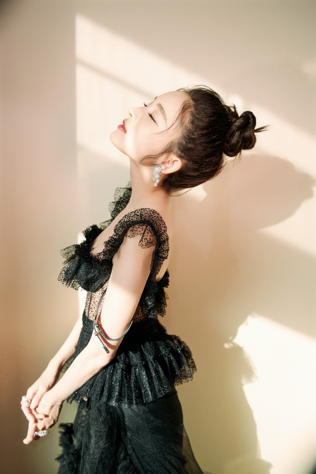 古力娜扎 一袭黑色蕾丝长裙,高贵优雅,美的灿若星辰