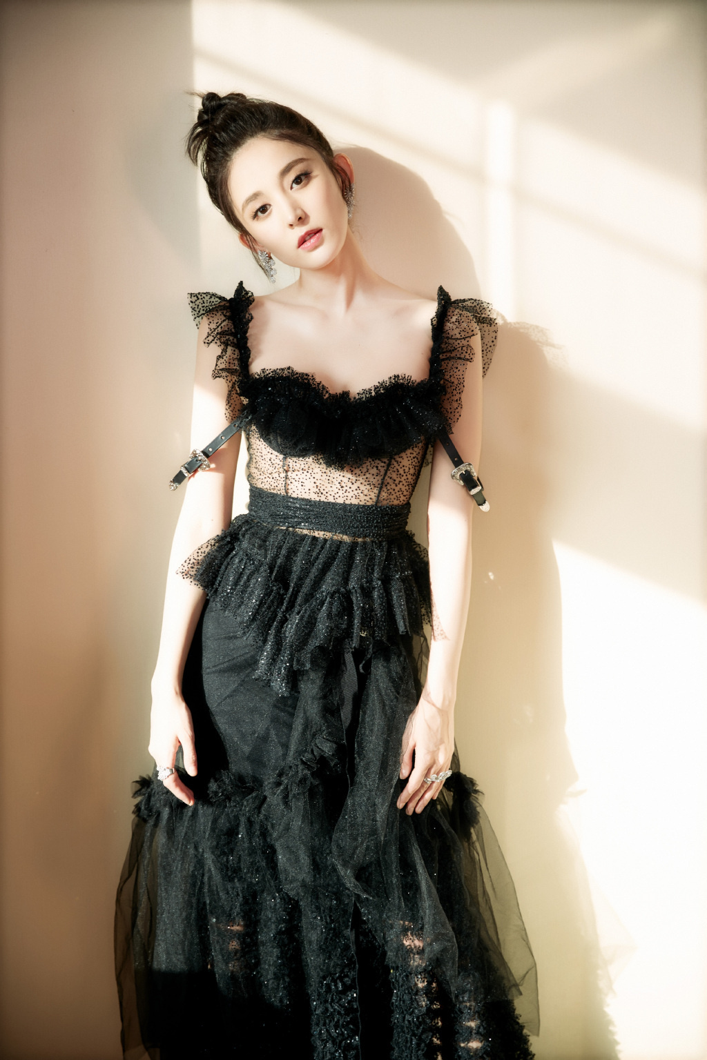 古力娜扎 一袭黑色蕾丝长裙,高贵优雅,美的灿若星辰