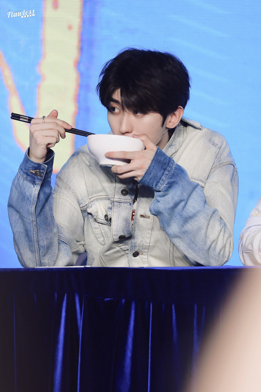 蔡徐坤一身白色t恤搭配牛仔套装青春有活力,吃东西的样子温柔可爱