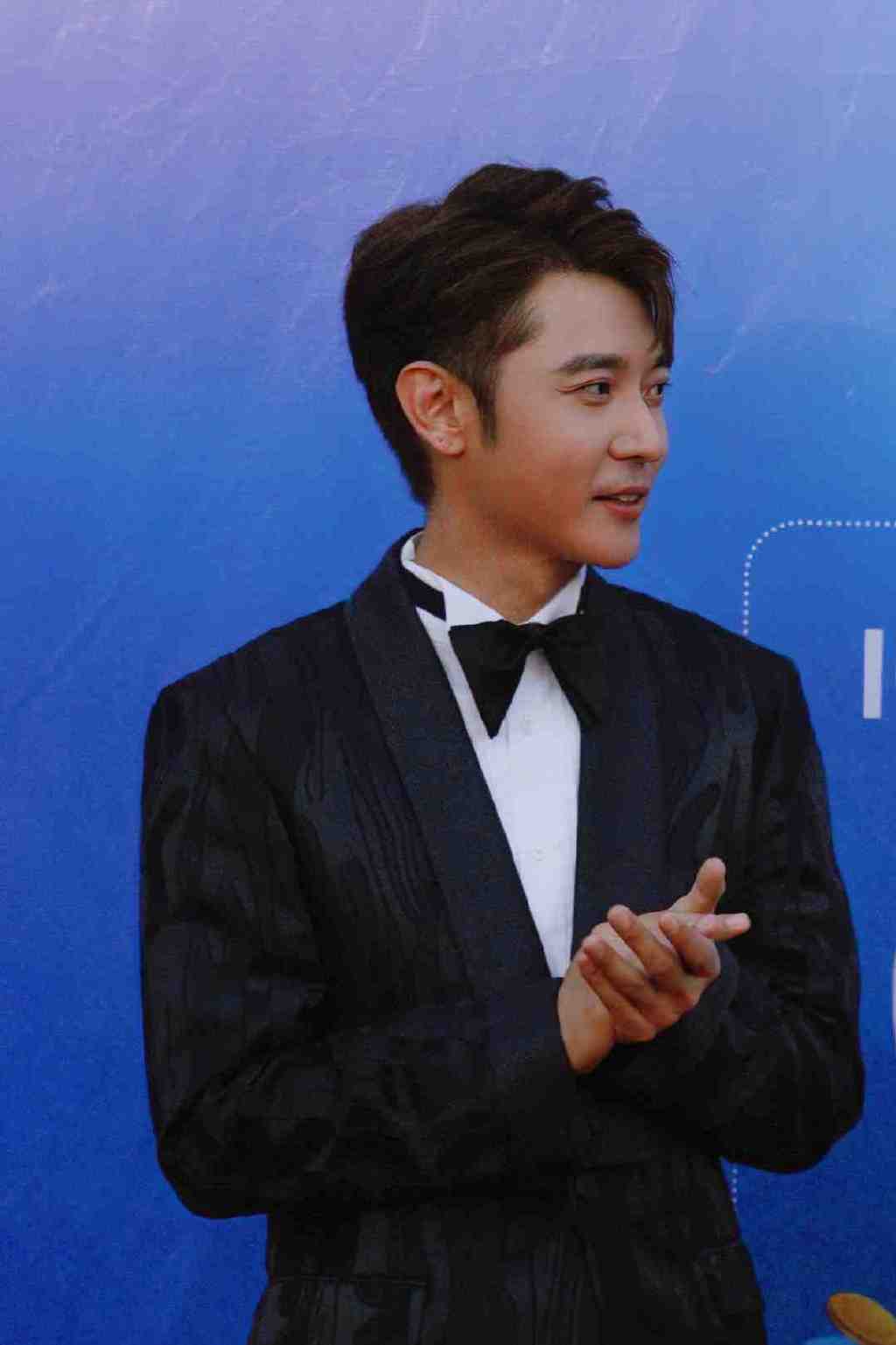 黑色西装造型尽显儒雅气质|云南|张丹峰|艺术节_新浪新闻