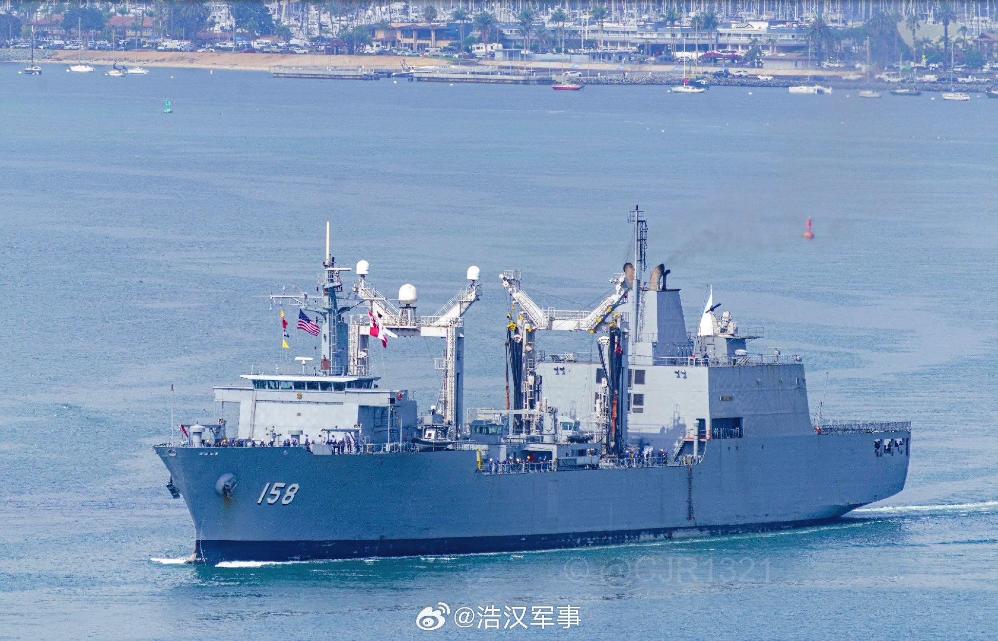 秘鲁海军塔克纳号补给舰驶入圣地亚哥