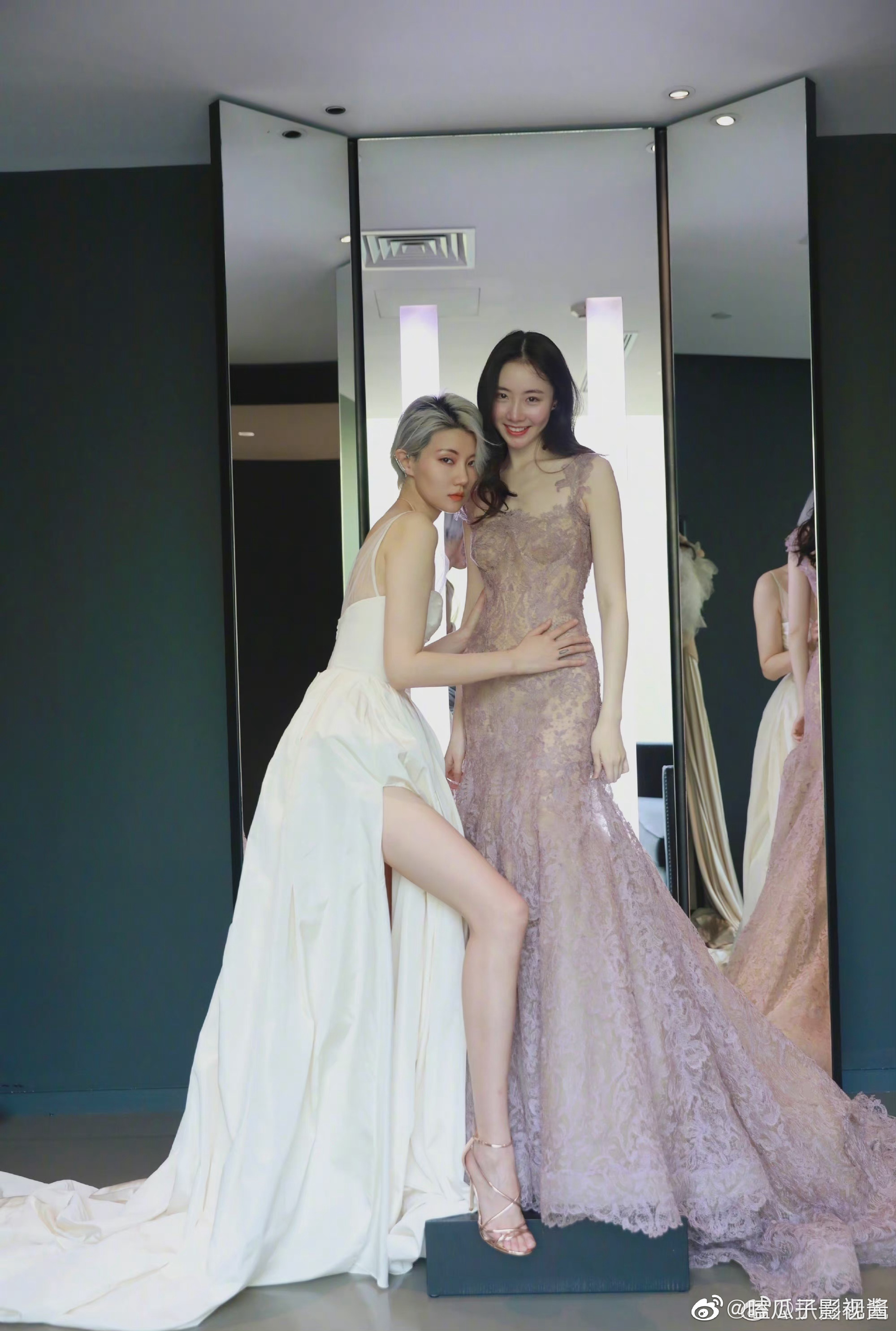 漂亮的小姐姐谁不喜欢呢,有网友晒出了陈露和王萌的合照