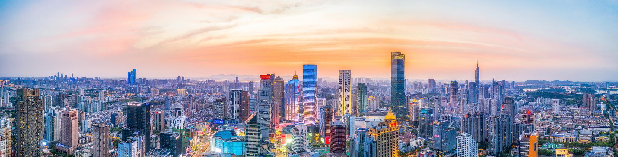 南京新街口,是南京的第一个cbd,也被誉为中华第一商圈