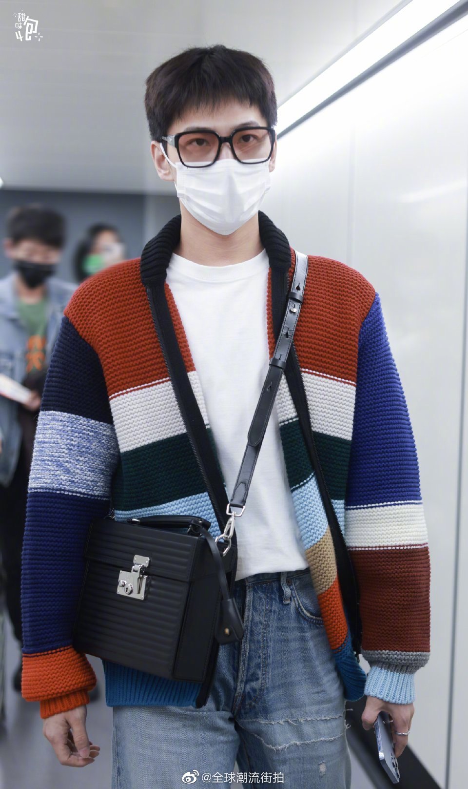 杨洋最新机场私服更新 撞色毛衣开衫内搭白t,搭配浅色牛仔裤