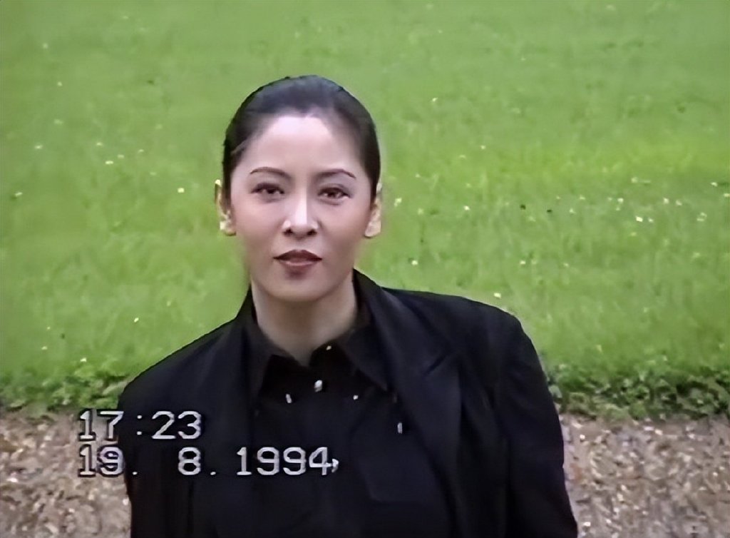 向太分享自己33岁旧照片,和郭碧婷模样神似,她本人也亲自点赞