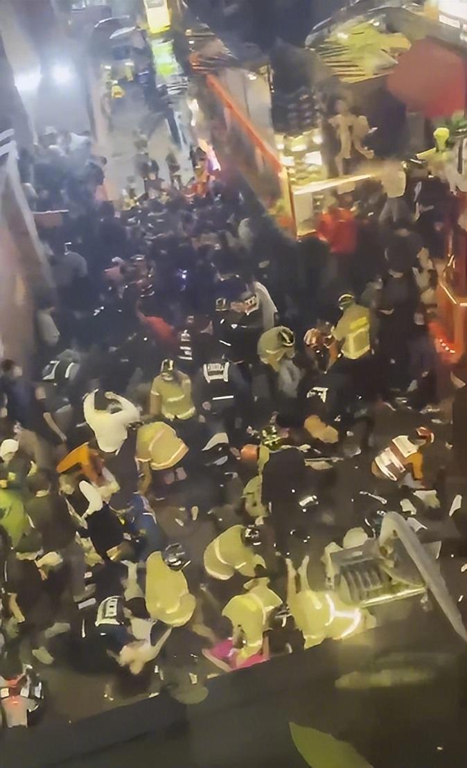 已致149人死亡!韩国首尔踩踏事故现场超10万人聚会,目击者发声休闲区蓝鸢梦想 - Www.slyday.coM 已致149人死亡!韩国首尔踩踏事故现场超10万人聚会,目击者发声休闲区蓝鸢梦想 - Www.slyday.coM