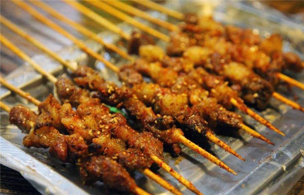 夜市摊卖的羊肉串2元一串是羊肉吗懂行的可能只是调料