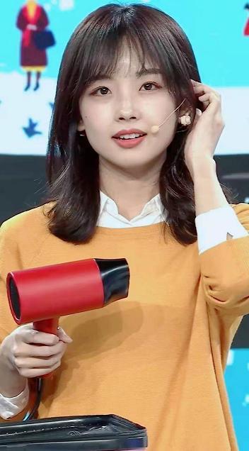 央视最美记者王冰冰大方晒私服穿针织衫气质清纯笑容美过初恋