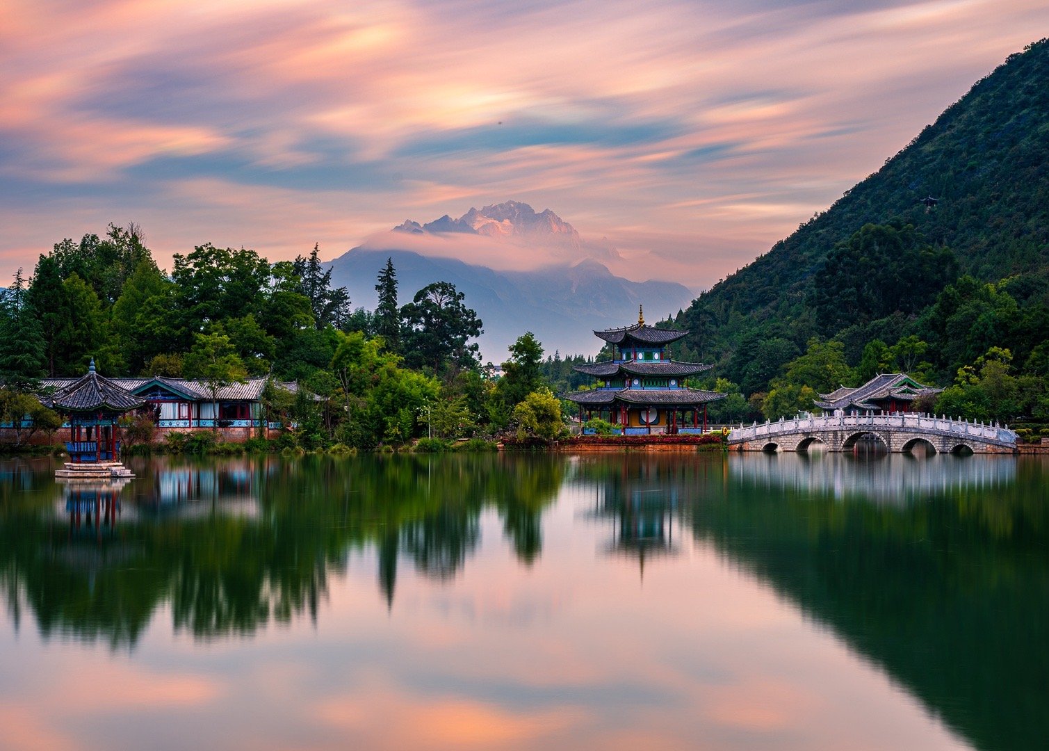 阴雨多日的丽江在我们到来之日云开雾散彩霞满天玉龙得见