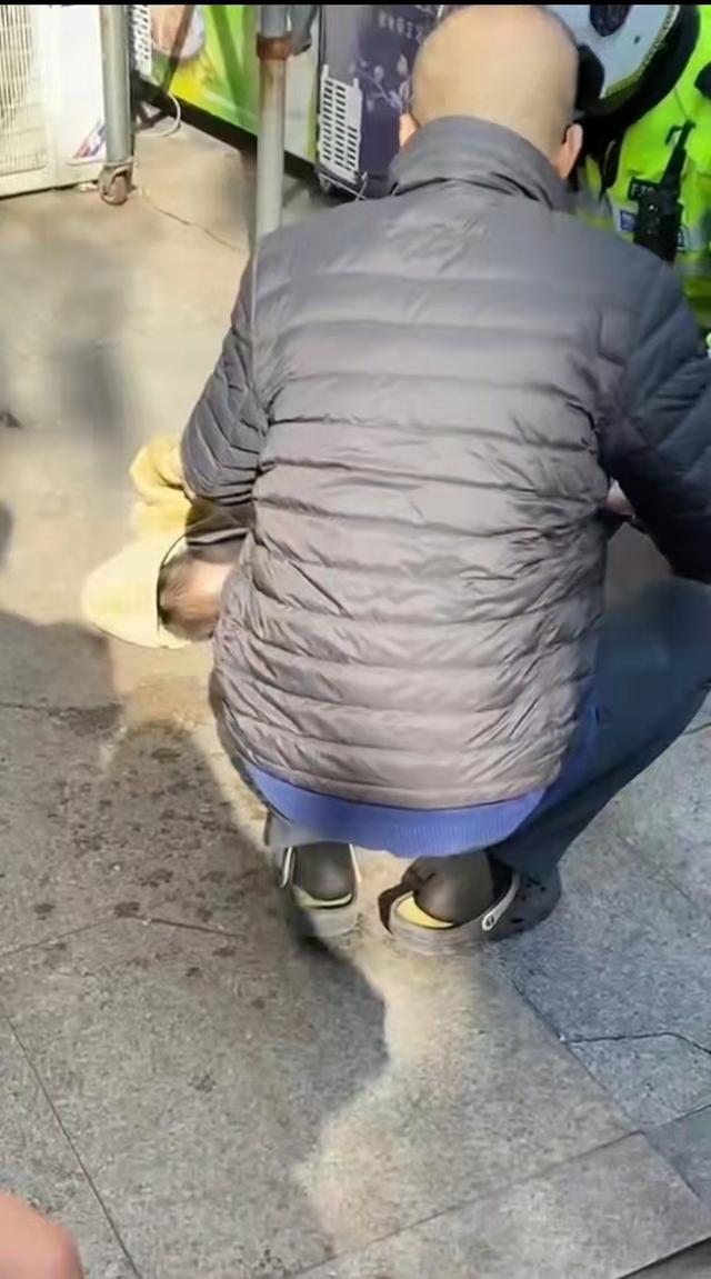 被女子扔下楼致死男童曾伸手求抱抱，家属发声：怀疑孩子被下药，作案动机到底是什么？休闲区蓝鸢梦想 - Www.slyday.coM