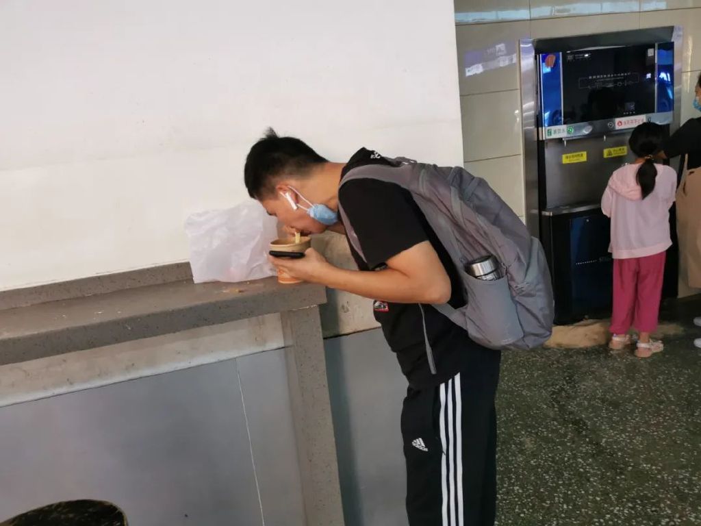 今年中秋放假三天不调休！惊慌的我打开日历，这不正好是周末吗？休闲区蓝鸢梦想 - Www.slyday.coM