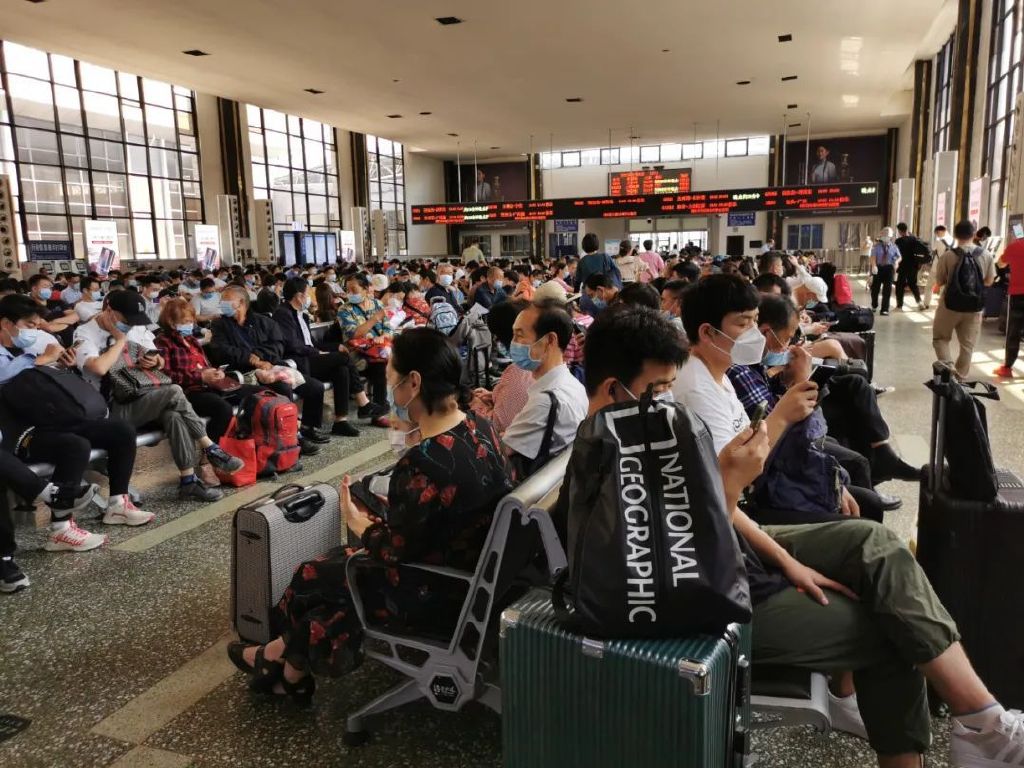 今年中秋放假三天不调休！惊慌的我打开日历，这不正好是周末吗？休闲区蓝鸢梦想 - Www.slyday.coM