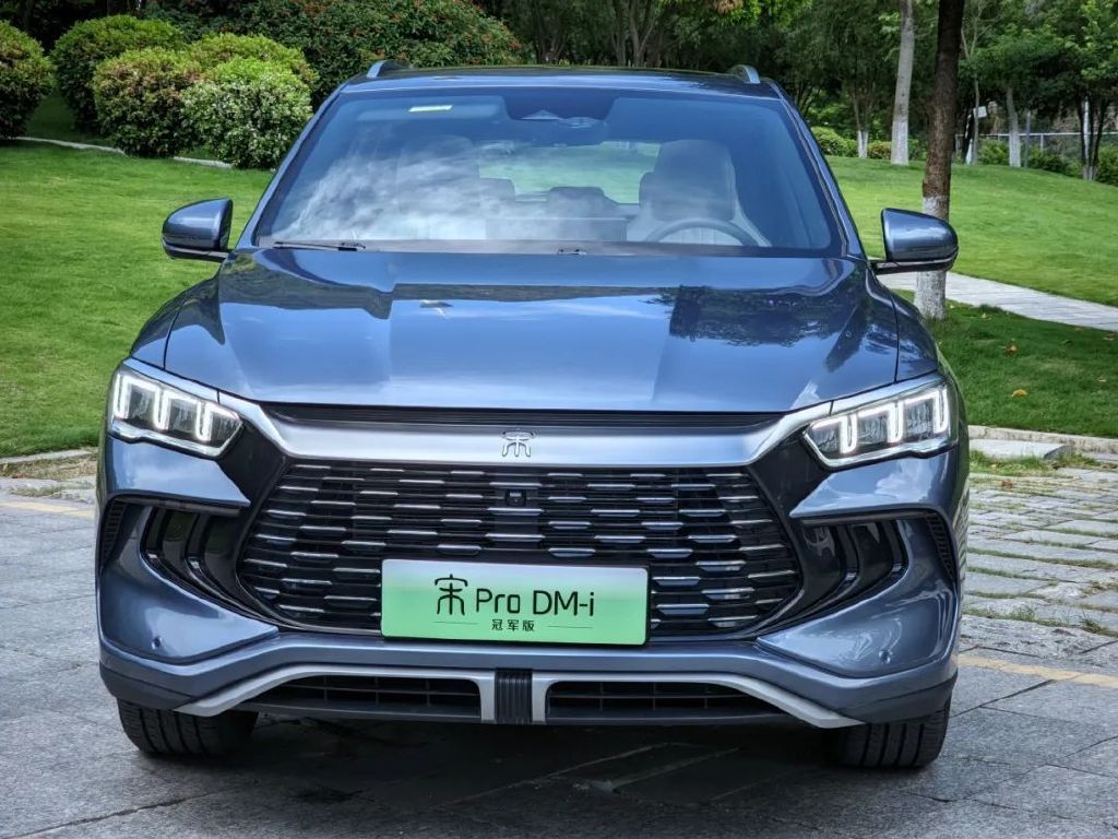 试驾宋Pro DM-i冠军版:外观内饰更年轻,13万新能源SUV必选之一-新浪汽车
