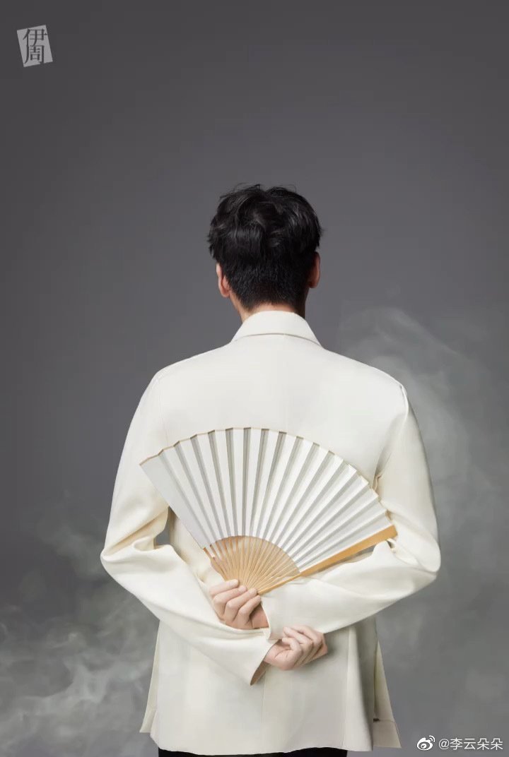 你是风里的沙刹那就迷了我的眼闭上眼想忘记整个世界唯独你的背