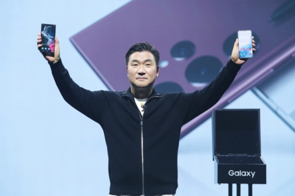 三星嘲讽iPhone14缺乏创新，网友吐槽：脸还没被打肿吗？休闲区蓝鸢梦想 - Www.slyday.coM
