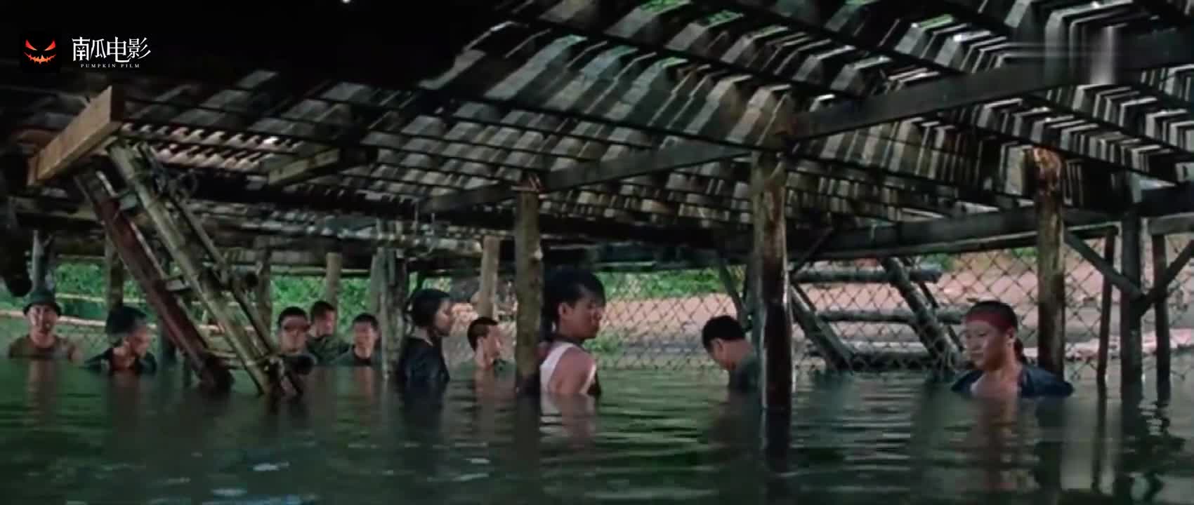 大伙被绑在水牢里，不料女孩把头伸进水里，竟自救了！