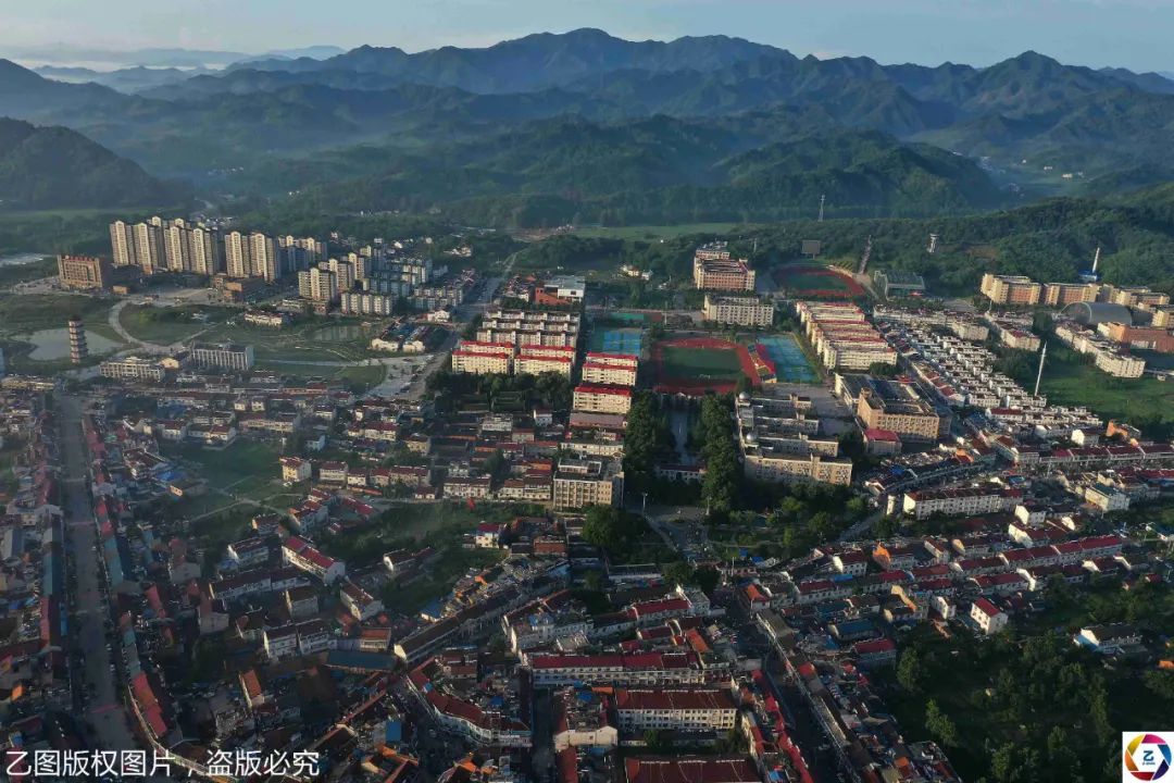 学生埋头学习,教室黑板下写满梦想大学|教室|高考|毛坦厂镇_新浪新闻