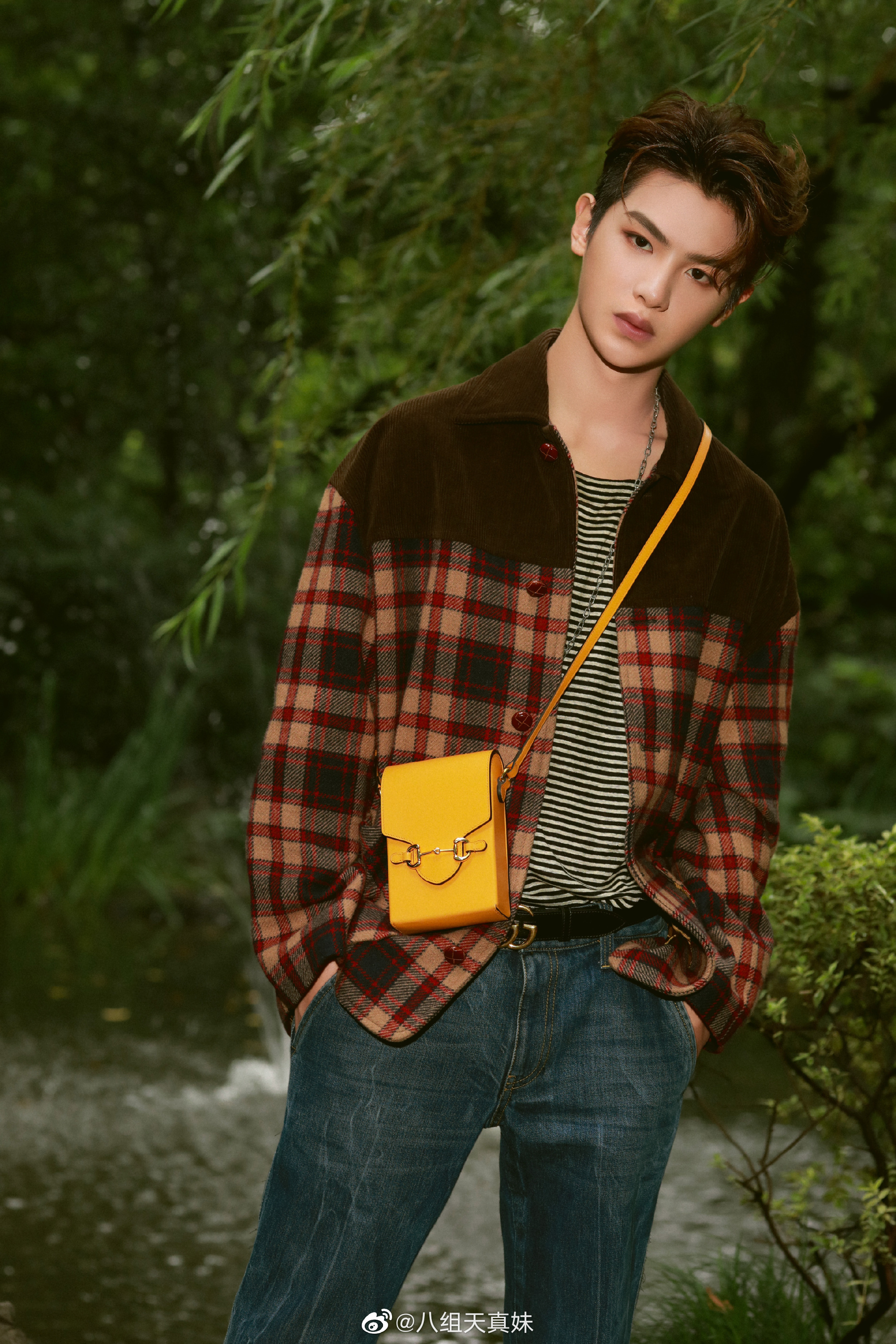 黄明昊的早安福利,公开了之前写真的花絮,期待明天小贾的舞台_高清