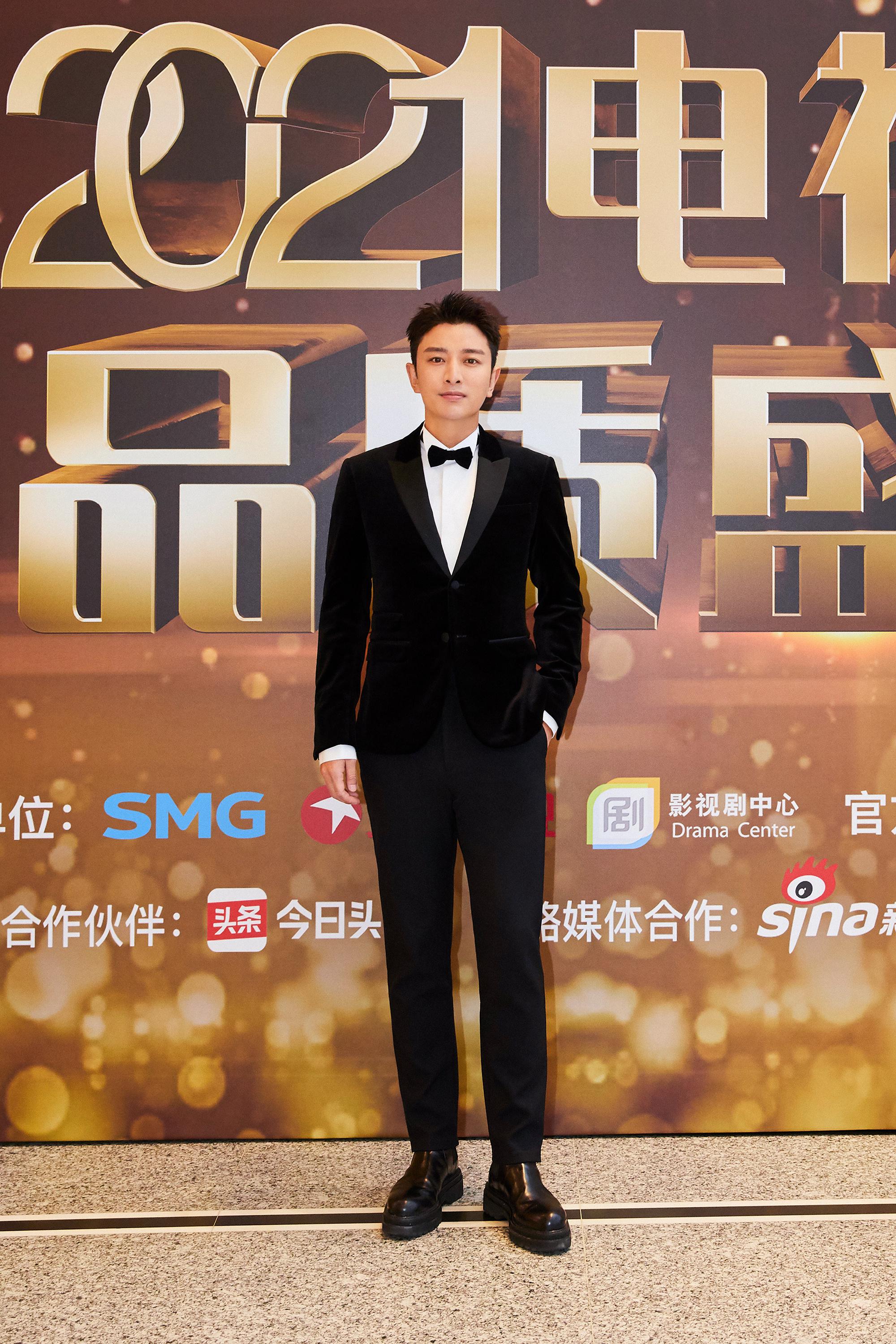 贾乃亮穿起西装在镜头前的帅气也是令人抵挡不住