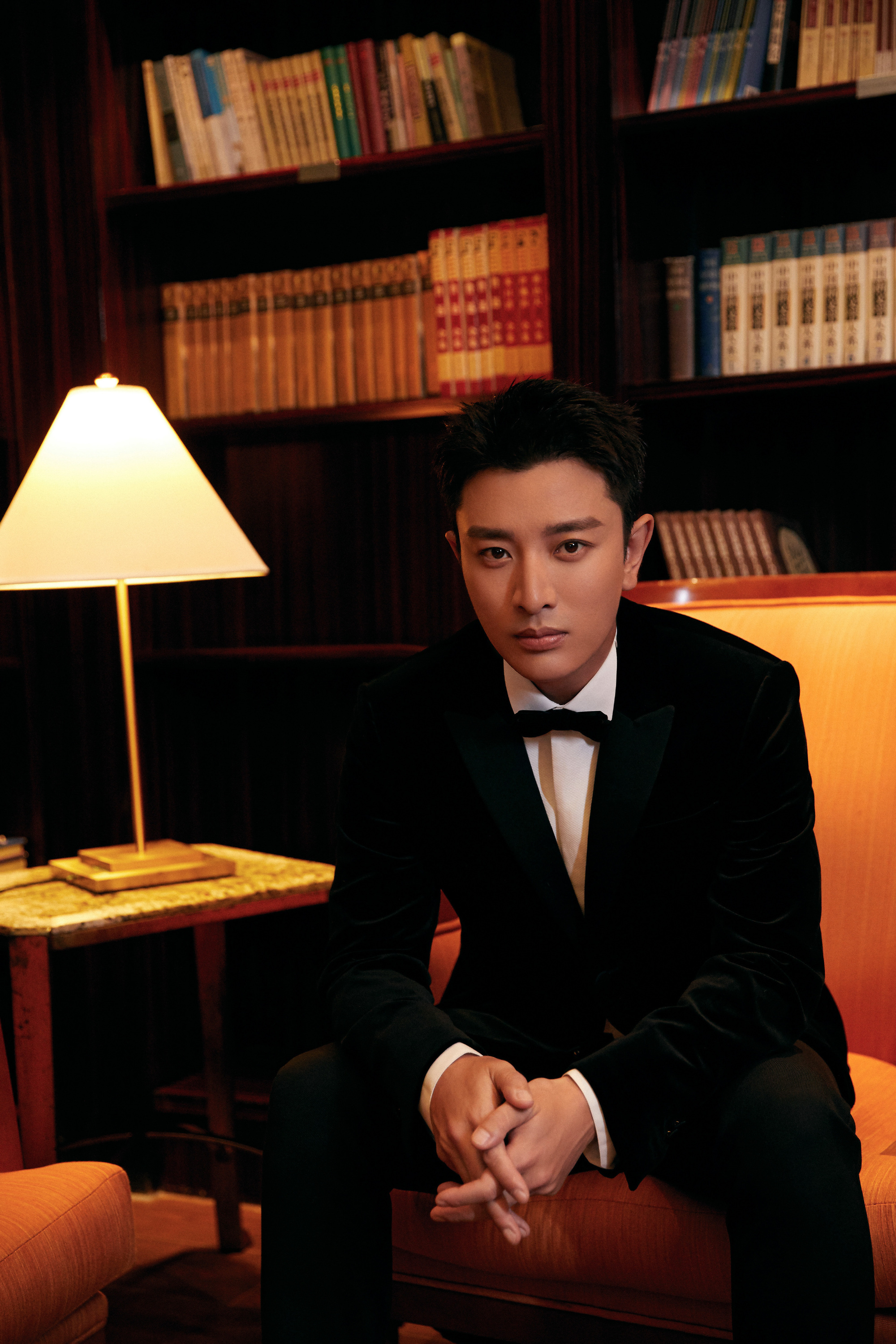 贾乃亮穿起西装在镜头前的帅气也是令人抵挡不住