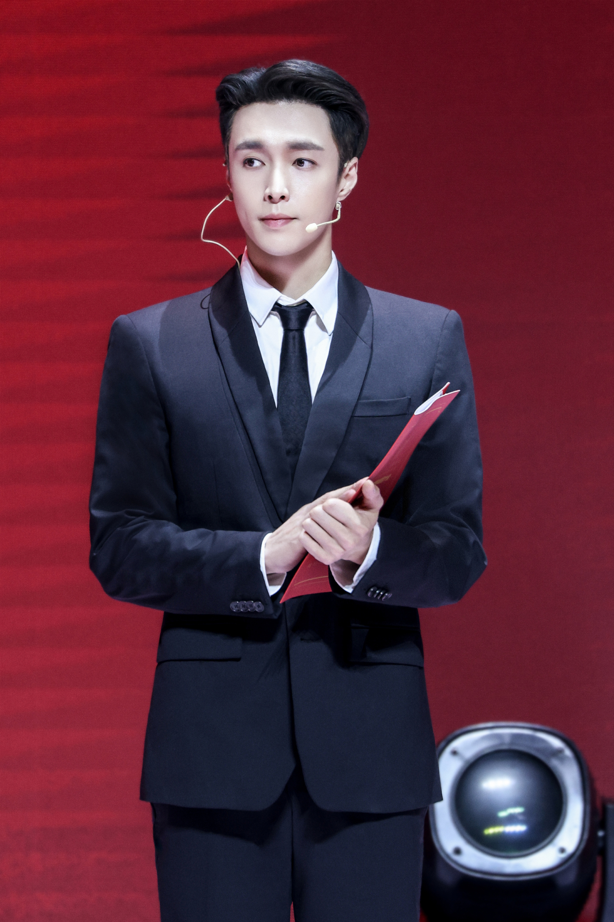 张艺兴穿西装真的不能太绝,身材比例好优越!_高清图集_新浪网