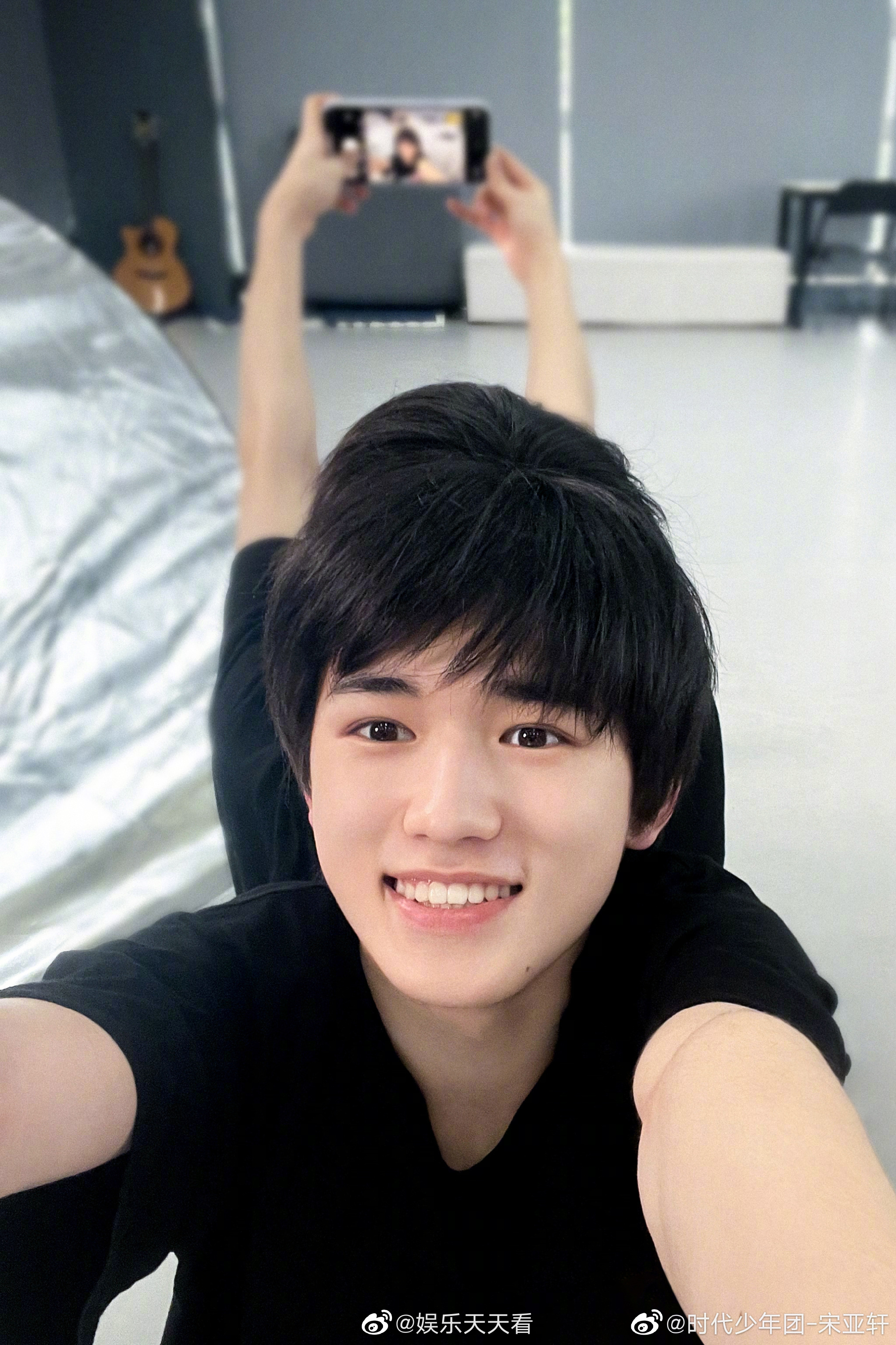 宋亚轩对镜自拍小合集~ "乌云乌云快走开",小宋自拍都拿来!