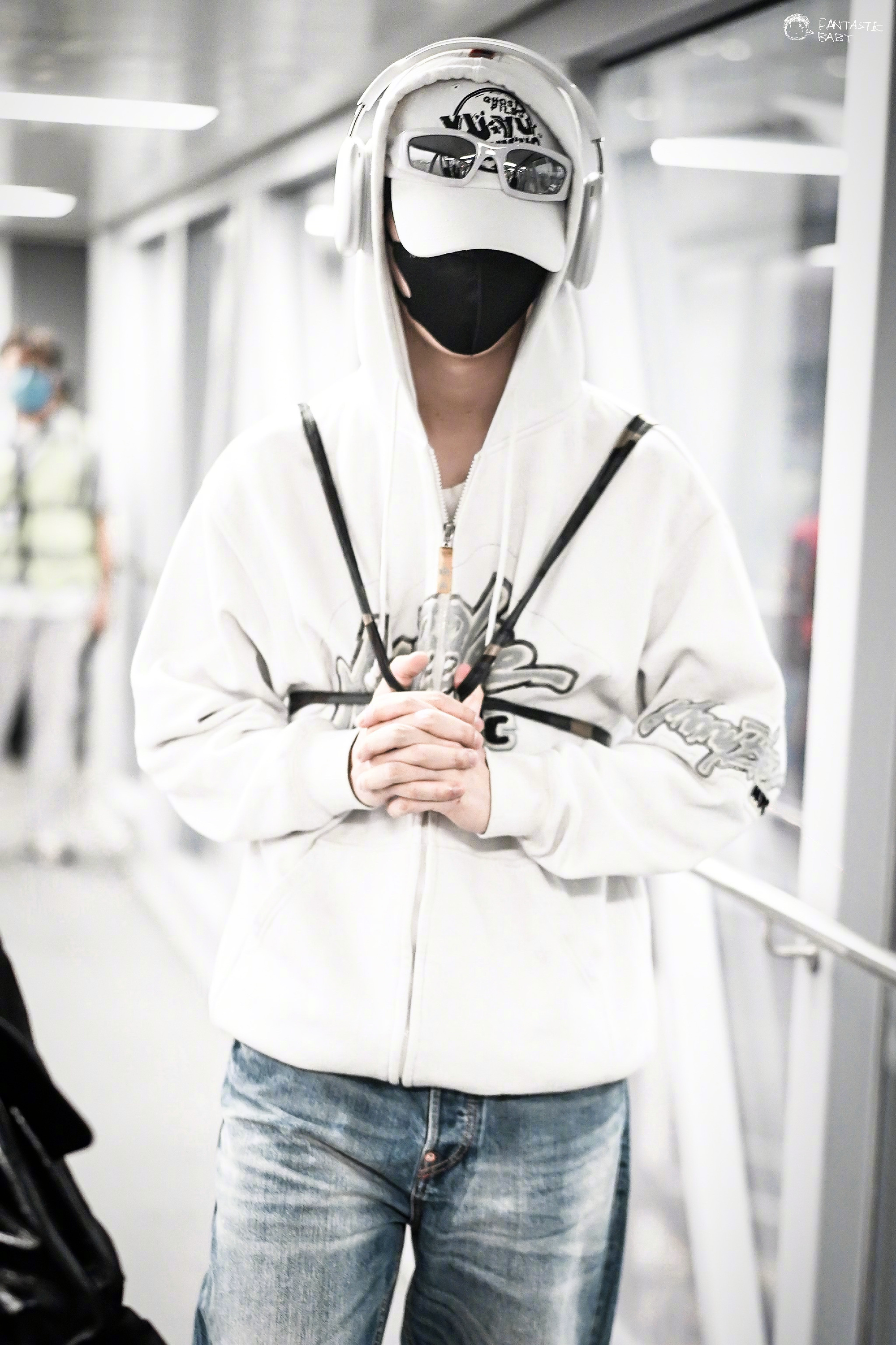 范丞丞今日机场路透白色卫衣搭配棒球帽🧢