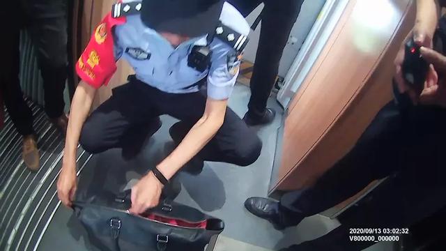 旅客下车抽烟，70万元现金跟着高铁列车跑了！休闲区蓝鸢梦想 - Www.slyday.coM