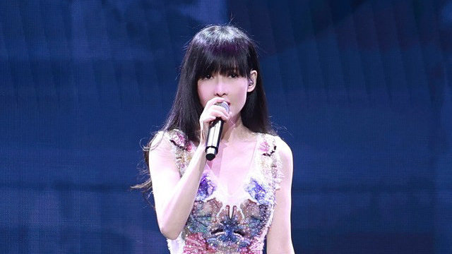 55岁周慧敏演唱会唱歌走调,高音上不去仍旧获得大家掌声|走音|舞台|女神|粉丝|玉女_新浪新闻