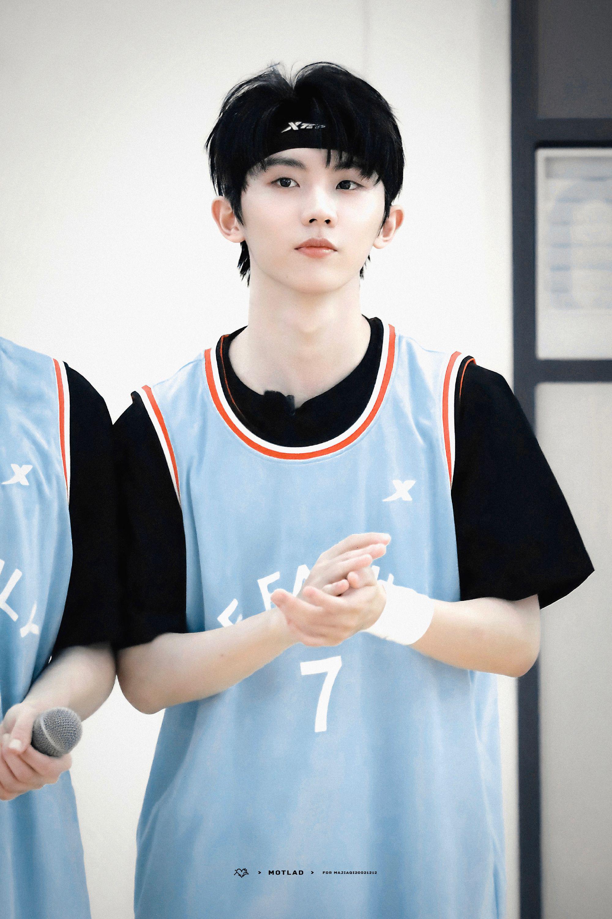 马嘉祺夏日运动会饭拍 运动系男友风……_高清图集_新浪网